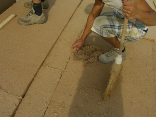 riempimento con fibra di legno di sfrido delle fessure del pacchetto isolante a prova di ponte termico