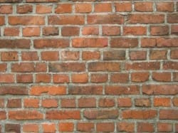 Un muro in mattone pieno di 50cm contro il caldo estivo
