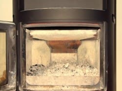 Come accendere una stufa a legna con pellet senza fumo