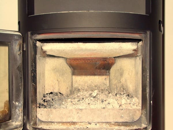 riscaldamento a legna - Come accendere una stufa a legna con pellet senza fumo 1