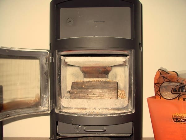 accensione stufa a legna con pellet senza fumo-05