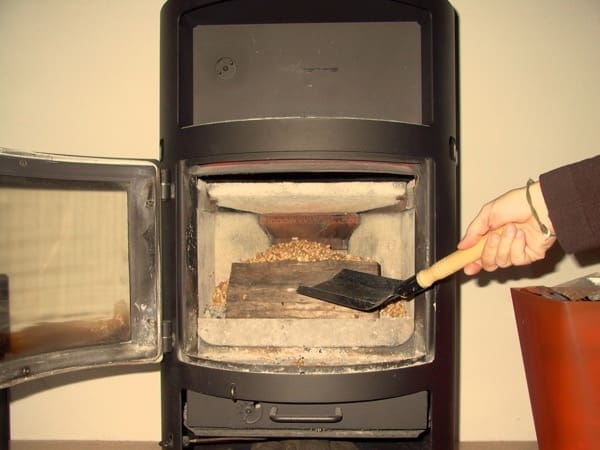 accensione stufa a legna con pellet senza fumo-06