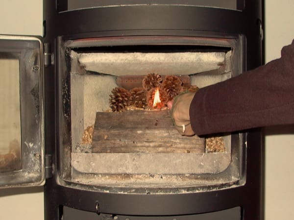 accensione stufa a legna con pellet senza fumo-07