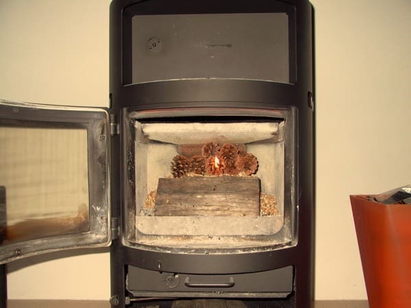 accensione stufa a legna con pellet senza fumo-08