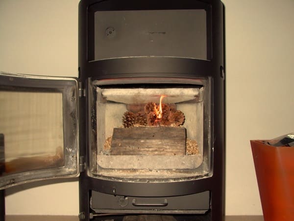 accensione stufa a legna con pellet senza fumo-09