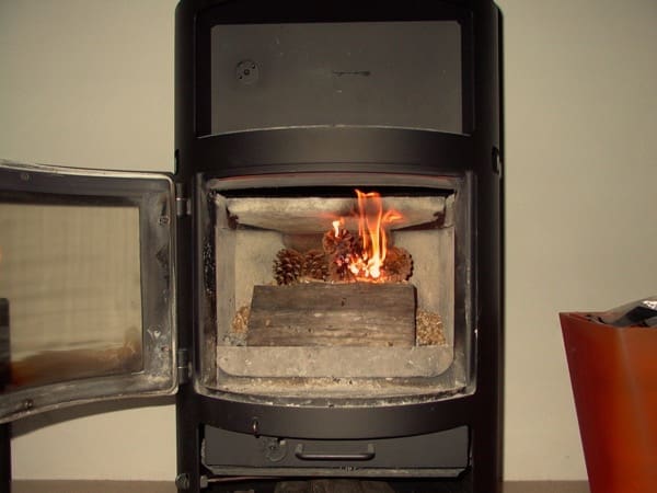 accensione stufa a legna con pellet senza fumo-12