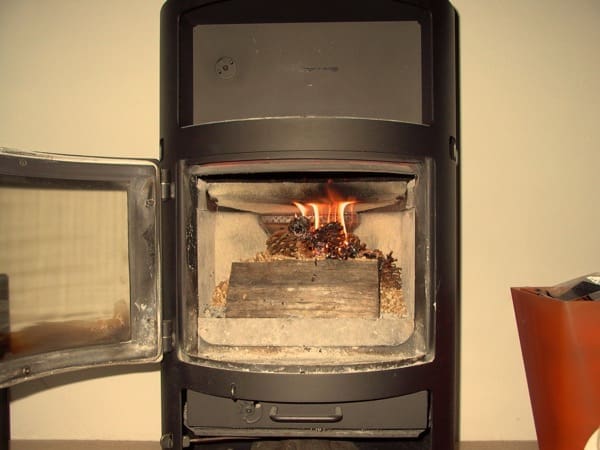 accensione stufa a legna con pellet senza fumo-14