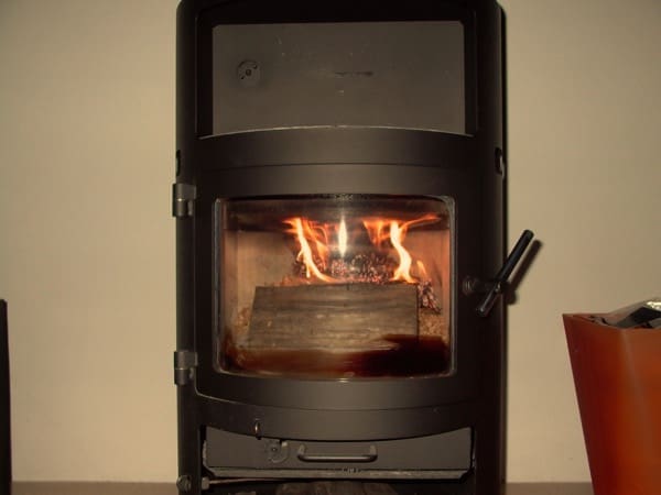accensione stufa a legna con pellet senza fumo-17