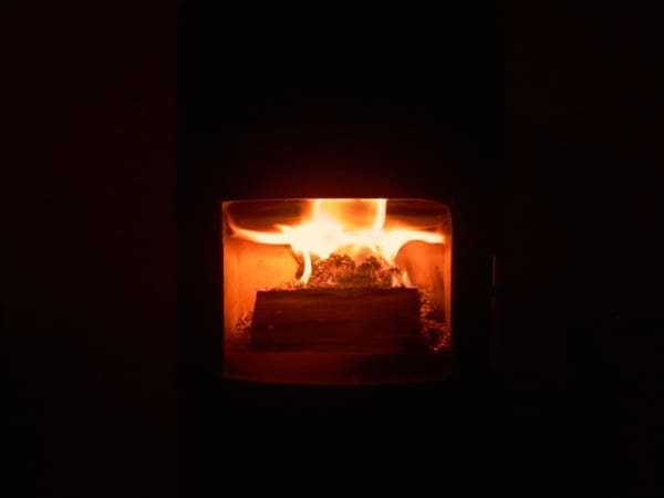 accensione stufa a legna con pellet senza fumo-19