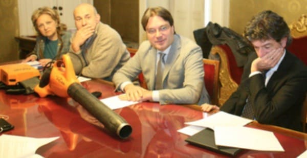 cattive abitudini fuori casa - Stop all'uso dei soffiatori d'aria 18 stop-uso-soffiatori-aria-pm-polveri-06