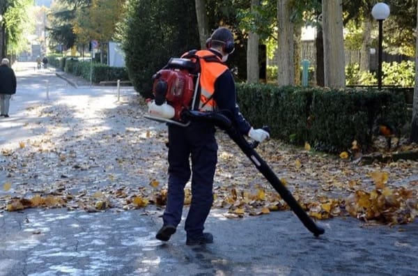 cattive abitudini fuori casa - Stop all'uso dei soffiatori d'aria 17 stop-uso-soffiatori-aria-pm-polveri-14