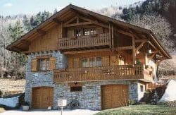 La porta d’ingresso principale e la casa in montagna