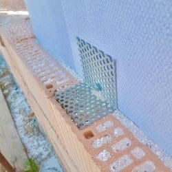 Attenuazione del ponte termico del pilastro e gli ancoraggi per il laterizio