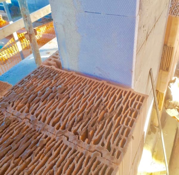 costruire in laterizio - Attenuazione del ponte termico del pilastro e gli ancoraggi per il laterizio 1