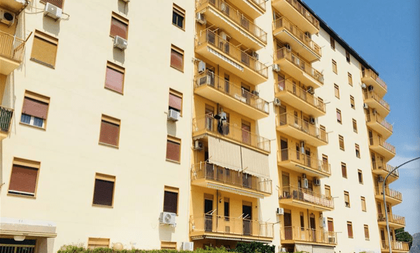 isolamento casa nozioni - Verifica delle perdite per trasmissione di pareti e serramenti in appartamento al piano intermedio in Clima caldo 2