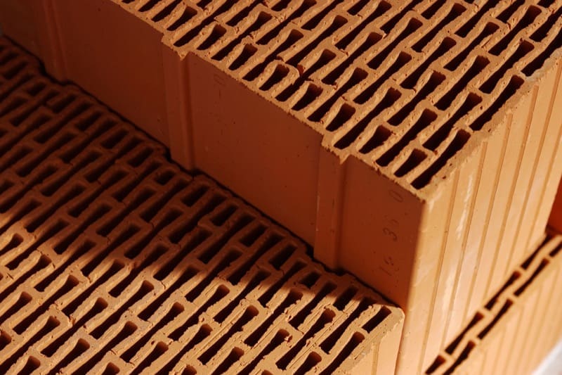 costruire in laterizio - Il laterizio che offre isolamento, massa e inerzia è il blocco perfetto per il futuro 2 laterizio-blocco-rettificato
