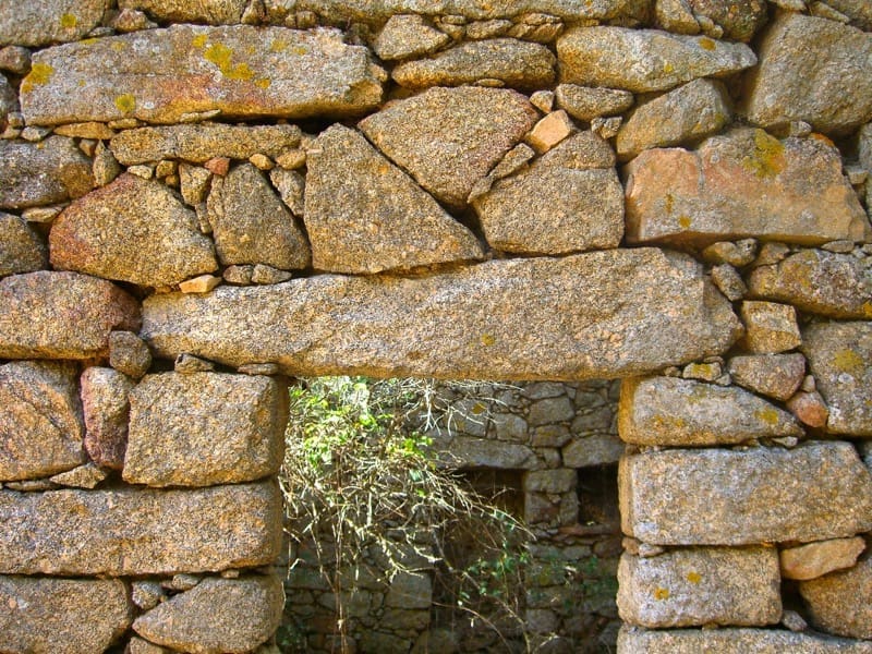 isolamento contro il caldo - L'isolamento in granito diventa casa per vacanze in Corsica 1 isolamento-granito-casa-corsica
