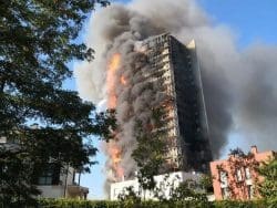 A fuoco il grattacielo “Torre dei Moro” a Milano (con AGGIORNAMENTO)