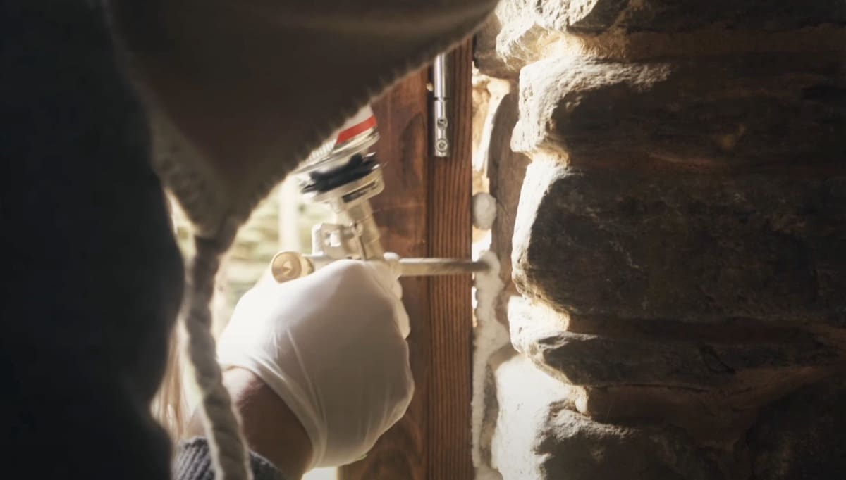 posa serramento - Posa finestra in baita in luce con schiuma 4