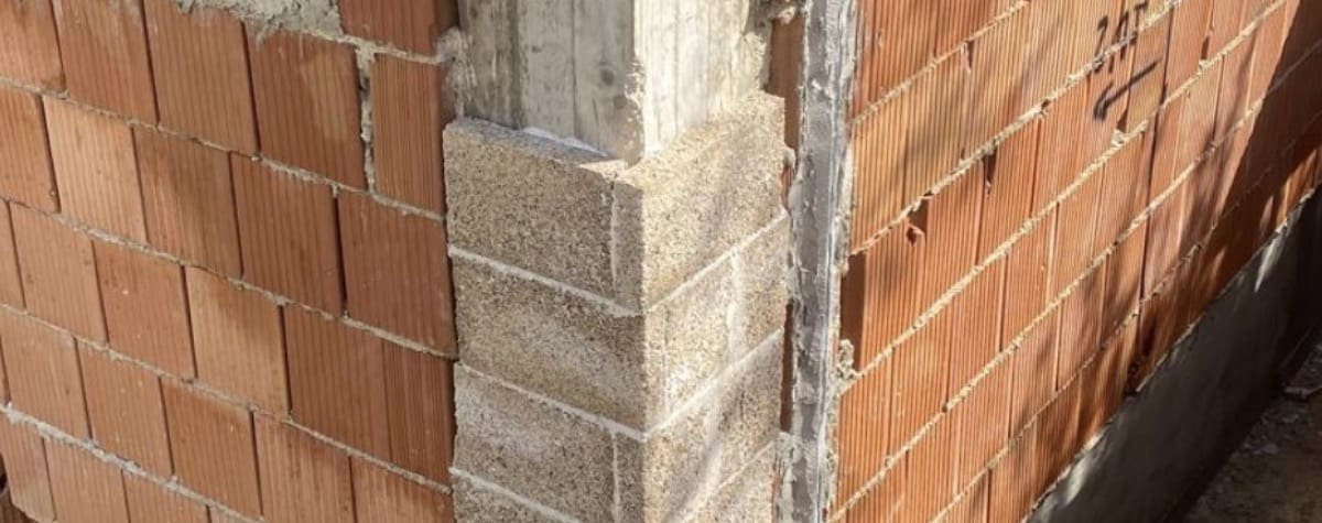 isolamento esterno a cappotto - Isolamento ponte termico del pilastro con calcecanapa 1