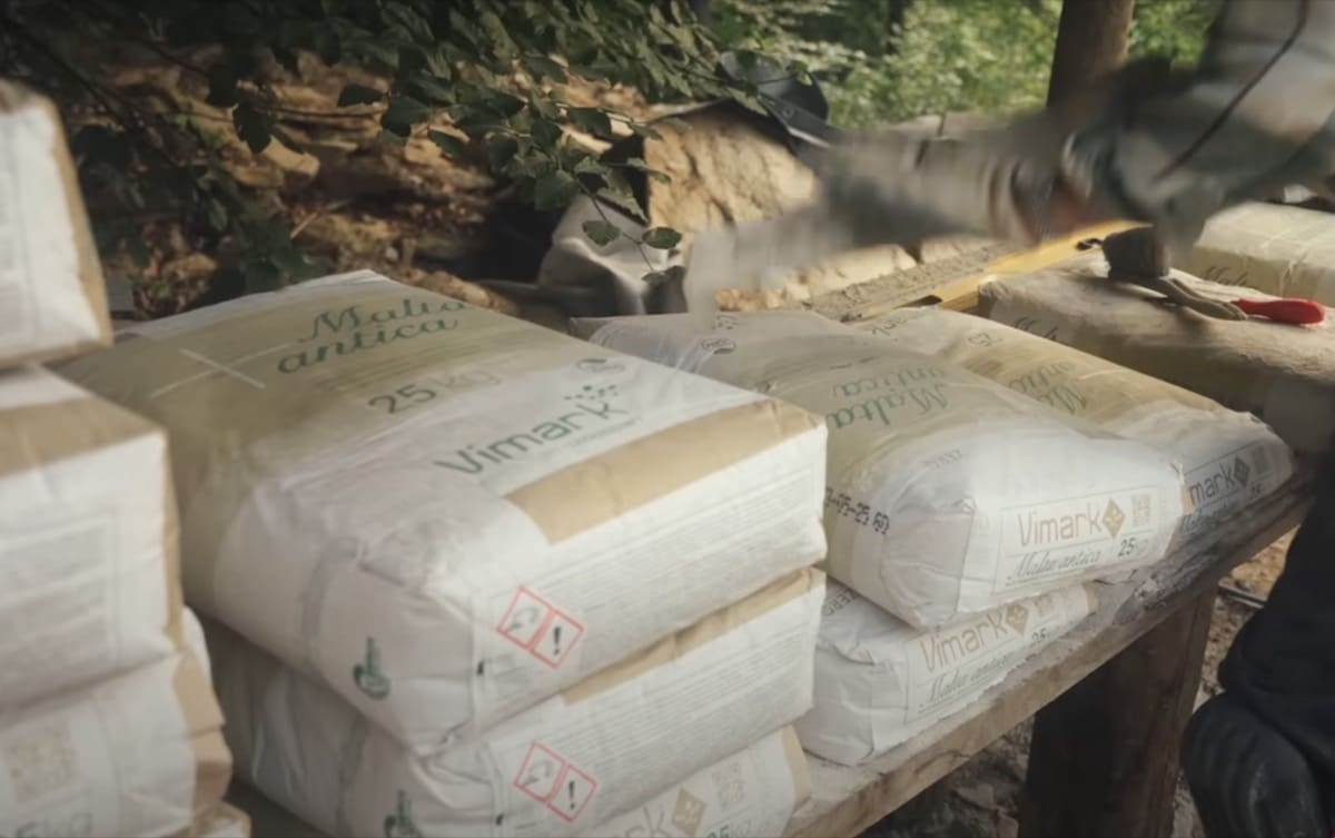 costruire in pietra - Martijn e la malta antica per la nuova baita in pietra locale 3
