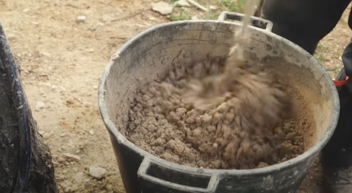 costruire in pietra - Martijn e la malta antica per la nuova baita in pietra locale 5