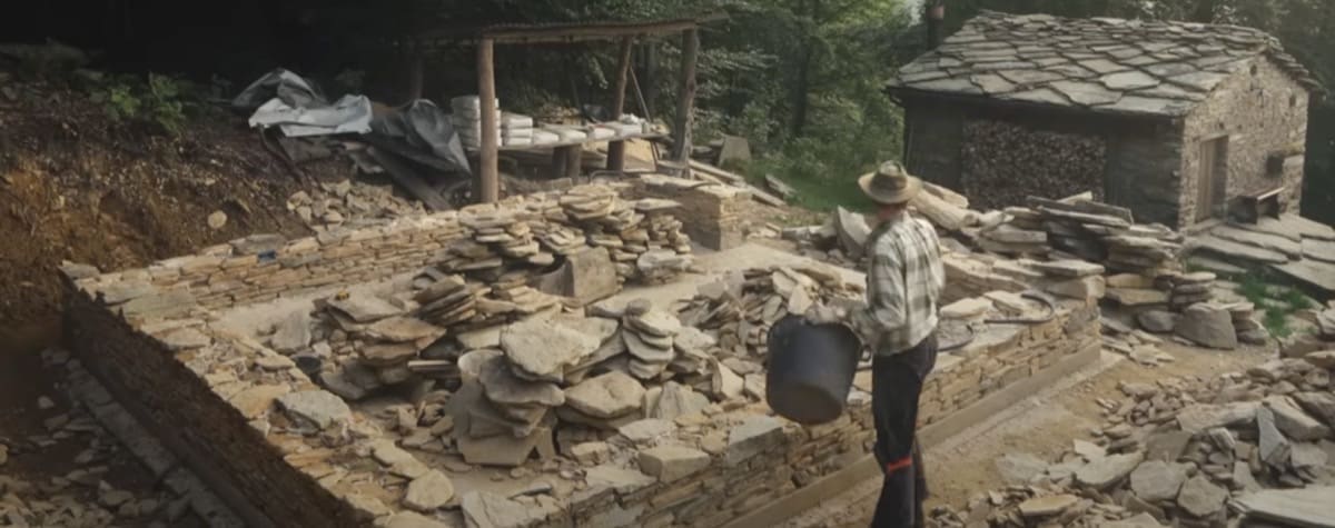 costruire in pietra - Martijn e la malta antica per la nuova baita in pietra locale 2
