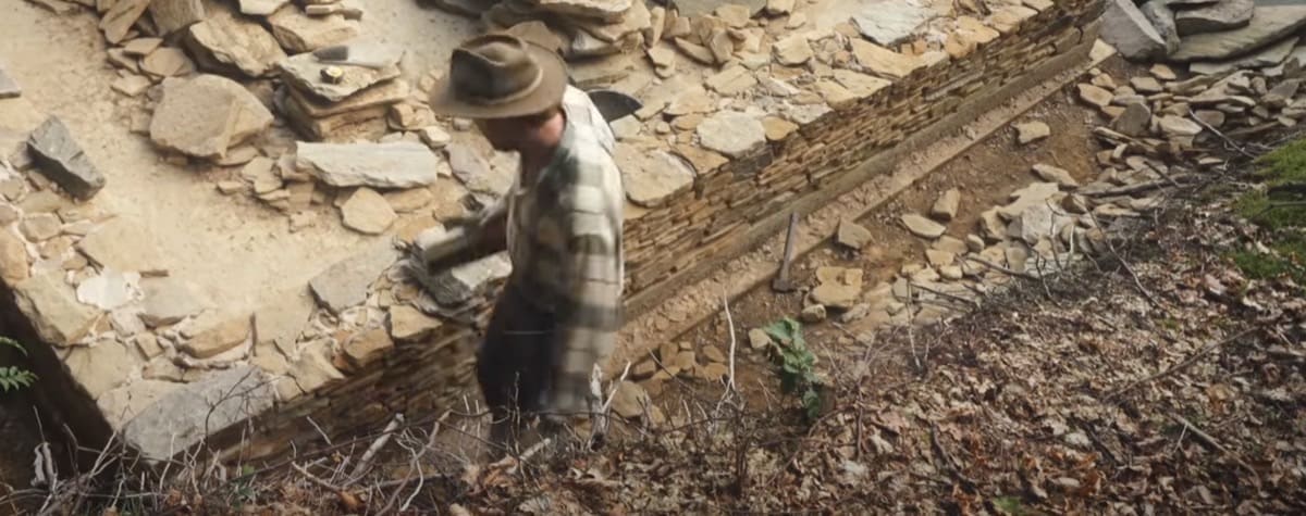 costruire in pietra - Martijn e la malta antica per la nuova baita in pietra locale 7
