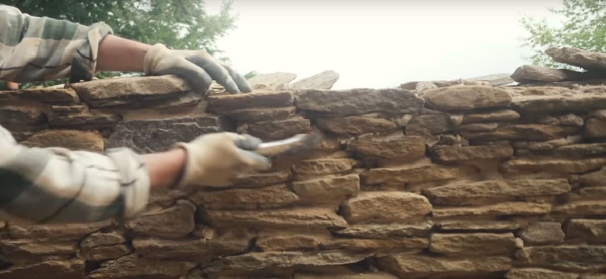costruire in pietra - Martijn e la malta antica per la nuova baita in pietra locale 1