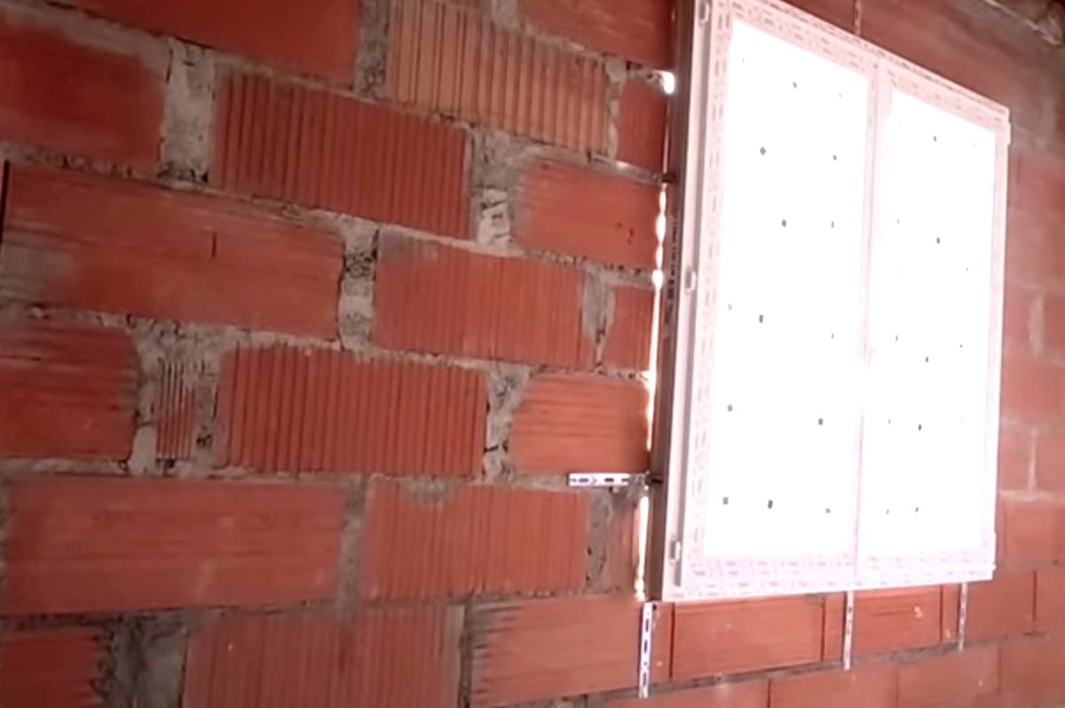 isolamento interno - Casa al grezzo, isolamento interno e posa nuova finestra 3