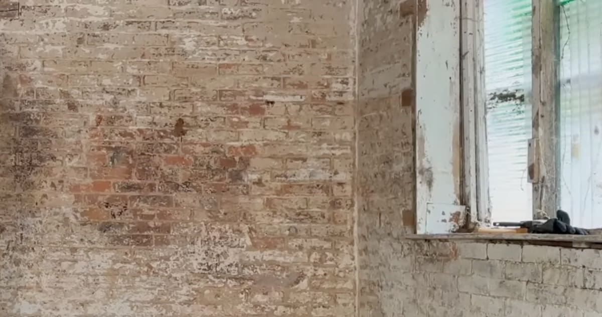 isolamento interno - Acqua pulita e calce idrata, la mano antica che prepara il muro 1