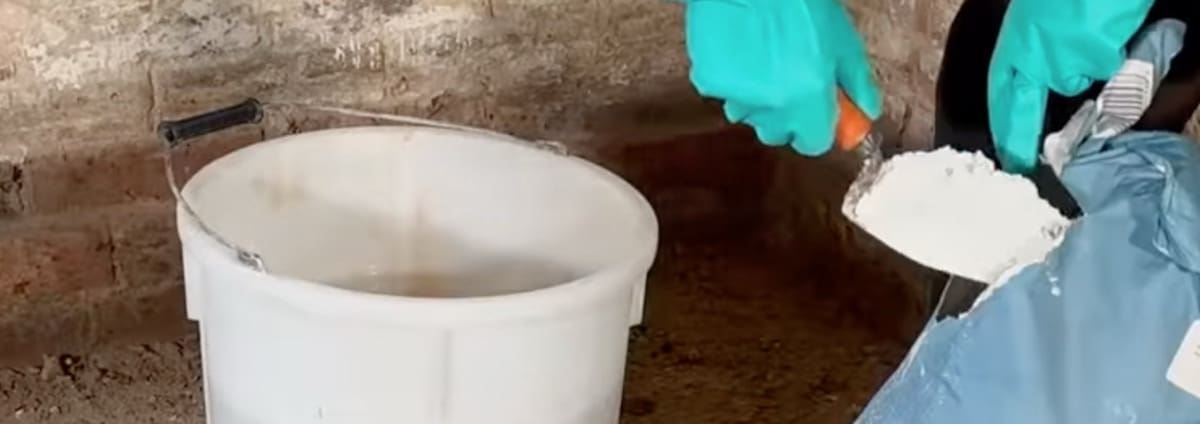 isolamento interno - Acqua pulita e calce idrata, la mano antica che prepara il muro 5