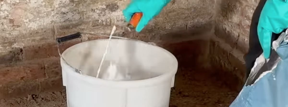 isolamento interno - Acqua pulita e calce idrata, la mano antica che prepara il muro 6
