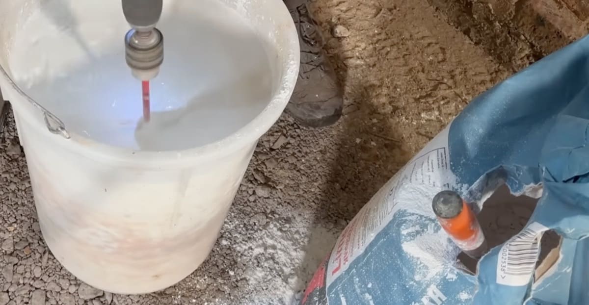 isolamento interno - Acqua pulita e calce idrata, la mano antica che prepara il muro 7