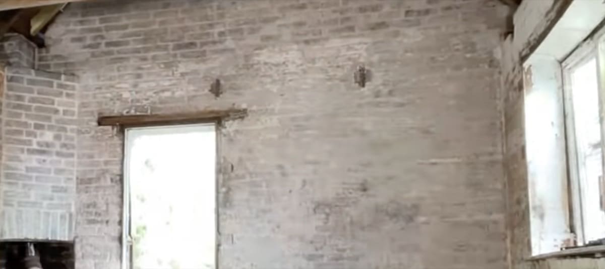 isolamento interno - Acqua pulita e calce idrata, la mano antica che prepara il muro 9