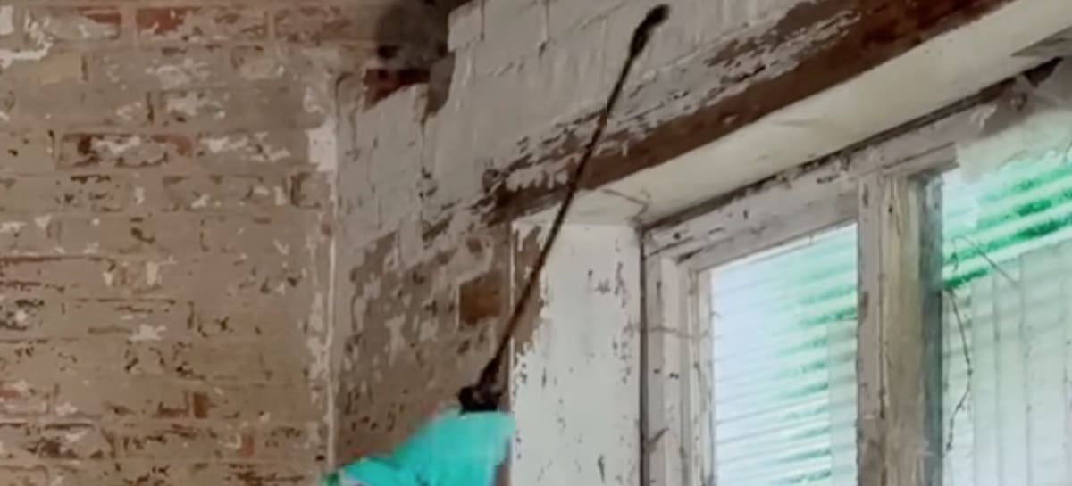 isolamento interno - Acqua pulita e calce idrata, la mano antica che prepara il muro 10