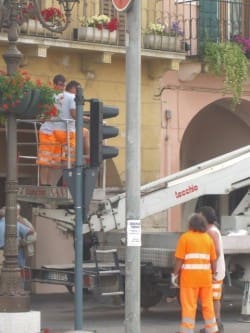 S’appendono vasi fioriti ai lampioni!