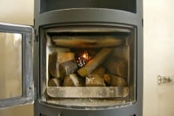 Come si accende una stufa senza fare tanto fumo e tanta cenere