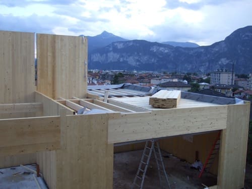 costruire in legno - Foto montaggio strutture e posa dei manti per garantire la tenuta all’aria – Zona Climatica E – GG 2784 – Lavis (TN) 2 importanza tenuta all aria-01