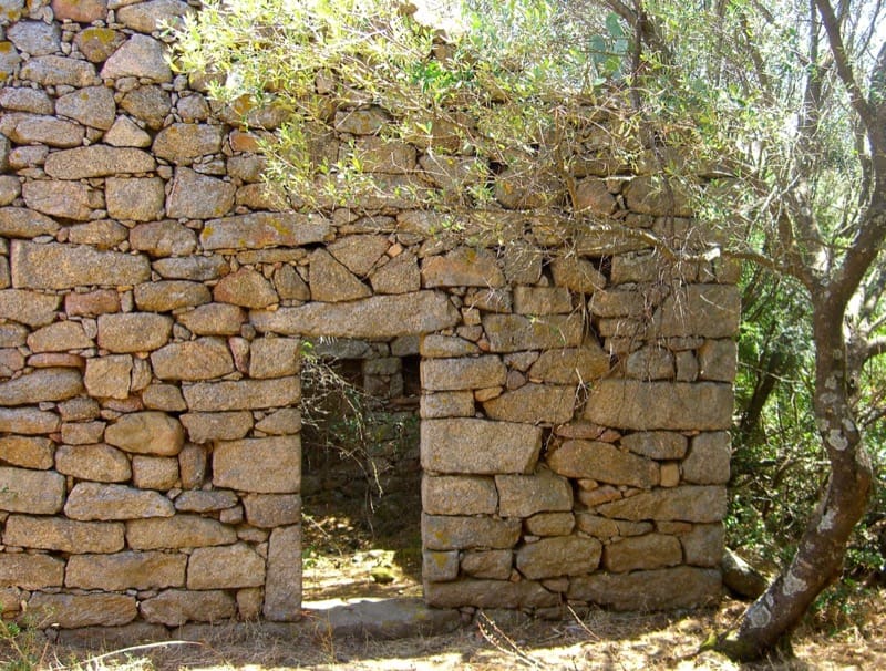 ARCHITETTURA - L' isolation en granit devient une maison de vacances en Corse 26