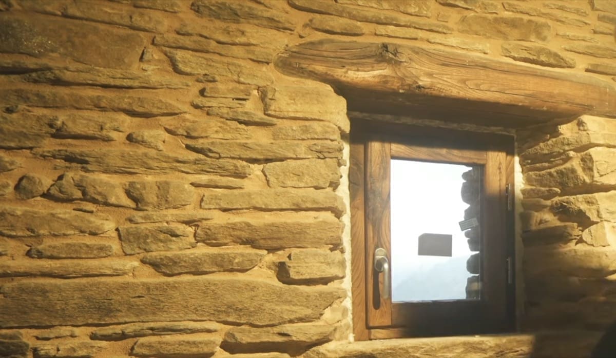 Posa finestra in baita in luce con schiuma