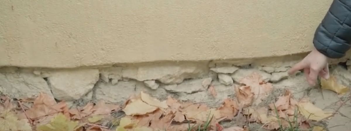 Casa in argilla e pavimento isolato senza barriera al vapore