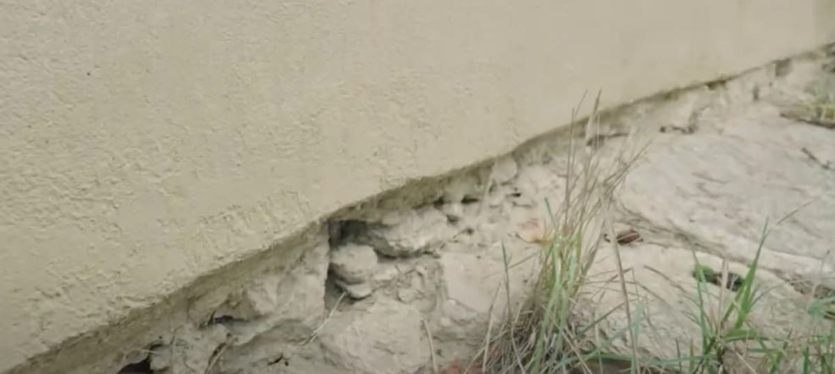 costruire in terra cruda - Casa in argilla e pavimento isolato senza barriera al vapore 3