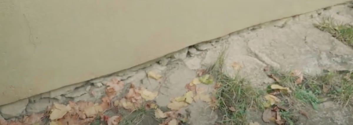 costruire in terra cruda - Casa in argilla e pavimento isolato senza barriera al vapore 4