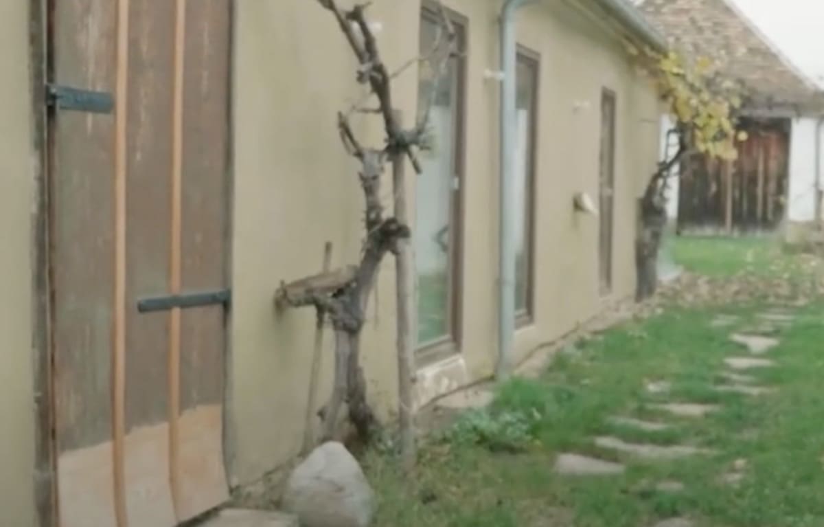 costruire in terra cruda - Casa in argilla e pavimento isolato senza barriera al vapore 5