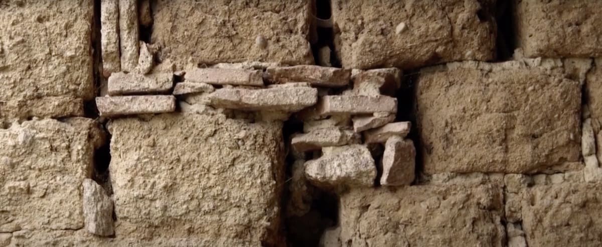 costruire in terra cruda - Casa in argilla e pavimento isolato senza barriera al vapore 6