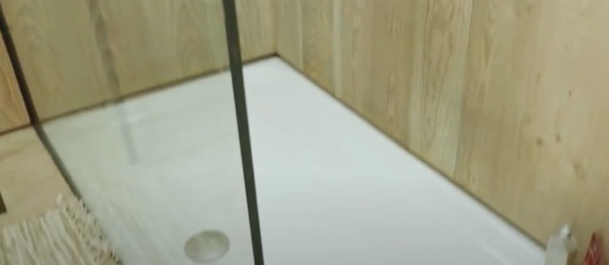 costruire in terra cruda - Casa in argilla e pavimento isolato senza barriera al vapore 8