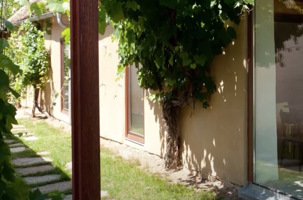 costruire in terra cruda - Casa in argilla e pavimento isolato senza barriera al vapore 16