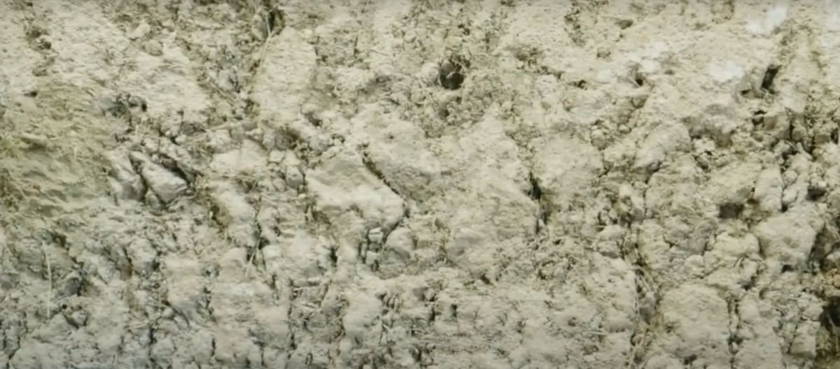 costruire in terra cruda - Casa in argilla e pavimento isolato senza barriera al vapore 19