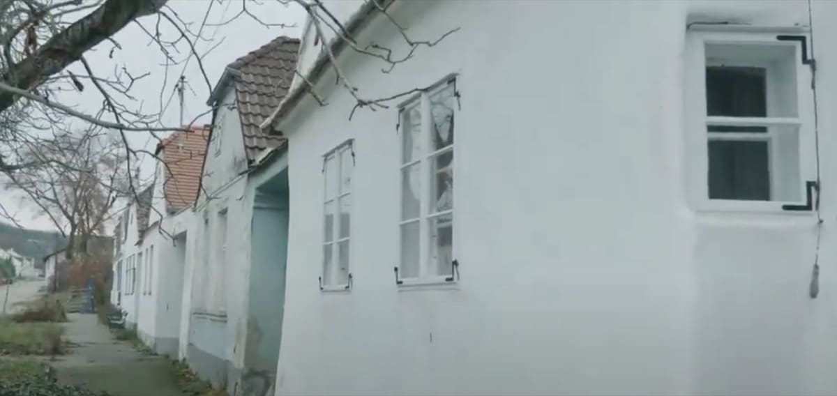 costruire in terra cruda - Casa in argilla e pavimento isolato senza barriera al vapore 21